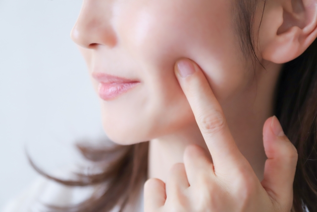 【毛穴に悩む人必見】開き・黒ずみ・たるみ…毛穴の正体と適切な医療ケア